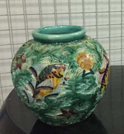 MONACO 
Vase boule en céramique polychrome à décor de poisson