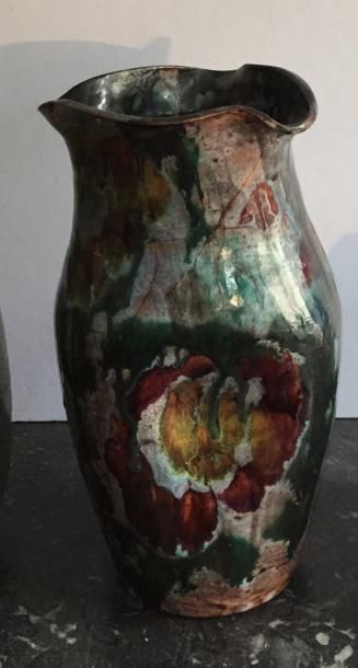 VALLAURIS. HONORE CAMOS. (1906/1991) 
Vase de forme cabossée, à glaçure irisée. H...