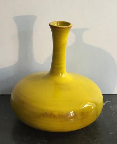 ANNEES 1950/1960 
Vase bouteille à panse aplatie et long col évasé émaillé jaune...