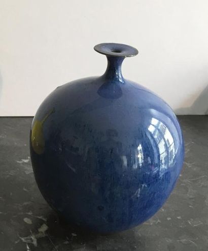 ANNEES 1950/1960 
Vase bouteille de forme globulaire à petit col, émaillé bleu marque...
