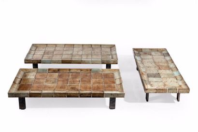 ROGER CAPRON (1922-2006) 
Table basse à structure en métal, plateau cuvette en mosaïque...
