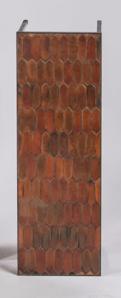 ROGER CAPRON (1922-2006) 
Table basse à structure en métal, plateau en mosaïque de...