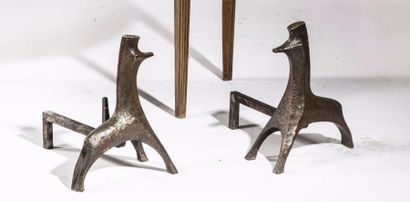null 
Paire de chenets en fer forgé et bronze patiné vert antique à décor d’animaux...