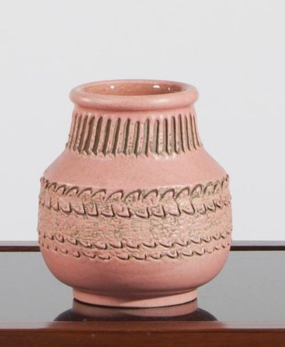 null Vase pansu sur talon et col étranglé en céramique rose à décor abstrait linéaire...
