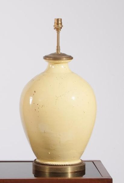 null Vase balustre en céramique jaune monté en lampe. Base à rang de perles
H.40...