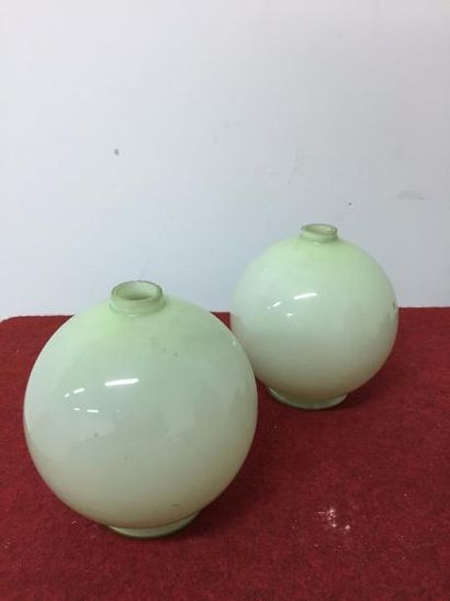 null 2 vases boules sur talon en opaline vert amande