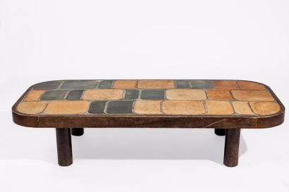 ROGER CAPRON (1922-2006) 
Table basse modèle " SOU-CHONG" à structure en bois, plateau...