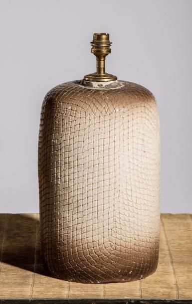 Jean BESNARD (1889-1958) 
Lampe cylindrique en grès émaillé blanc et beige à décor...