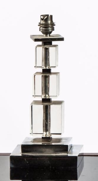 Jacques ADNET (dans le goût de) 
Lampe moderniste, base à gradin surmonté de cubes...
