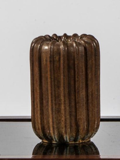 Arne Bang (1901-1983) 
Vase en grès émaillé à décor de stries
H. 12cm