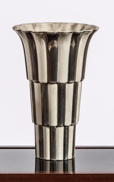 Jean LUCE (1895-1964) 
Vase cornet en faïence émaillée blanc et argenté
H.33cm