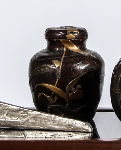 null Vase couvert japonisant de forme balustre en bois, à décor naturaliste
H16c...