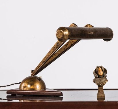 Eugène Printz (1879-1948) 
Lampe de bureau en métal oxydé à l'éponge. Socle de forme...