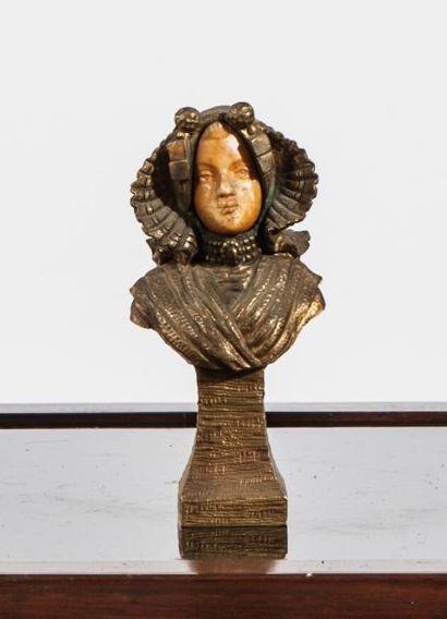 Eugène BERNOUD (XIX-XXème siècle) 
Buste de femme sur socle
Bronze. H.12cm