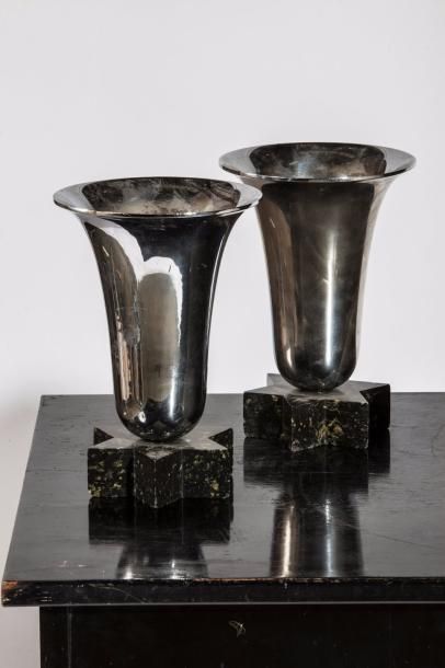 BOICEAU Ernest (1881-1950) 
Paire de vases en bronze nickelé à base en marbre de...