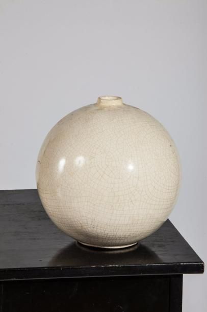 null Vase boule à petit col ourlé et talon en céramique «coquille d'oeuf»
34x32c...