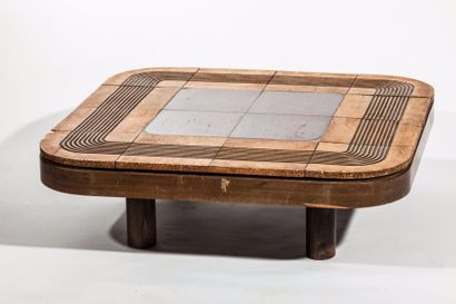 ROGER CAPRON (1922-2006) 
Table basse à structure en bois, plateau en mosaïque de...