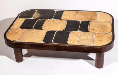 ROGER CAPRON (1922-2006) 
Table basse "SOU-CHONG" à structure en bois, plateau en...