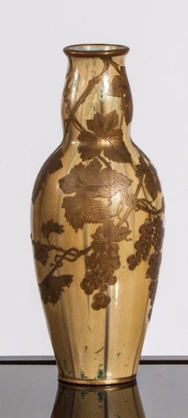 Pierre-Adrien DALPAYRAT (1844-1910) 
Vase ovoïde en grés émaillé brun à décor de...