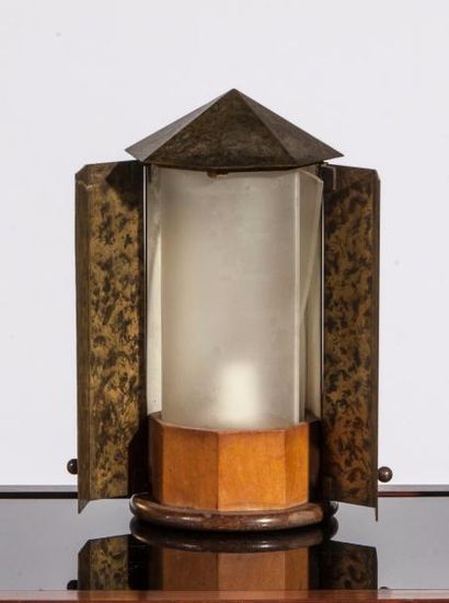 Eugène Printz (1879-1948) Lampe de forme octogonale en laiton oxydé à l'éponge, deux...