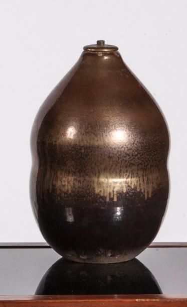 Jean BESNARD (1889-1958) 
Pied de lampe double coloquinte en céramique émaillée noire...