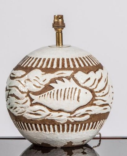 Jean BESNARD (1889-1958) 
Lampe de forme boule en grès émaillé blanc craquelé et...