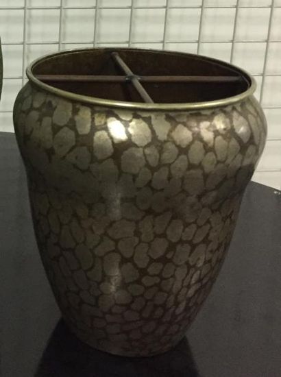 Jean DUNAND (1877-1942) 
Vase en dinanderie «Maillechort», à corps tronconique galbé....