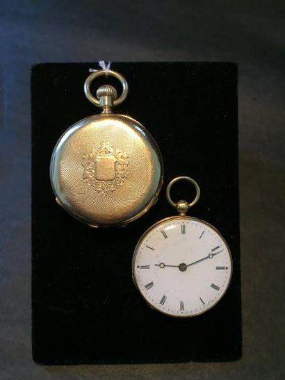 null Deux petites MONTRES de POCHE en or jaune (750 millièmes) guilloché et ciselé....