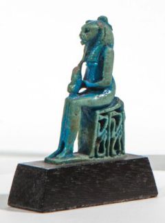 null Amulette représentant Sekhmet assise sur un trône ajouré présentant des serpents...