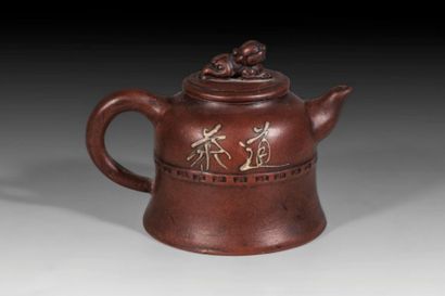 null Théière en grès de Yixing, la prise du couvercle en forme de leofu.
Chine. Marque...