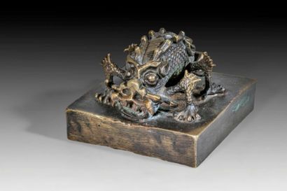 null Cachet en bronze, la prise en forme de deux dragons accolés.
Chine.
H: 6.5 cm...