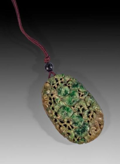 null Pendentif en jade vert sculpté de chauve-souris et de pêches de longévité.
Chine.
L:...