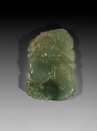 null Trois pendentifs en jade sculpté.
Chine.
L: 4.5 à 5.5 cm