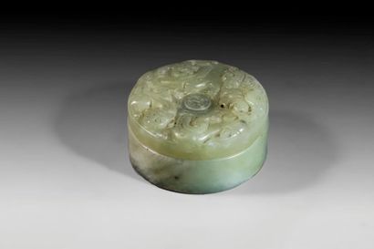 null Boite ronde en jade, le couvercle à décor de Qilin.
Chine.
H: 2.5 cm D: 5.5...