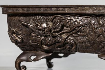 null Jardinière en bronze orné d'un dragon, munie de deux anses à décor de tête de...