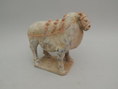 null Buffle caparaçonné en terre cuite à engobe et à polychromie.
Chine, époque Wei...