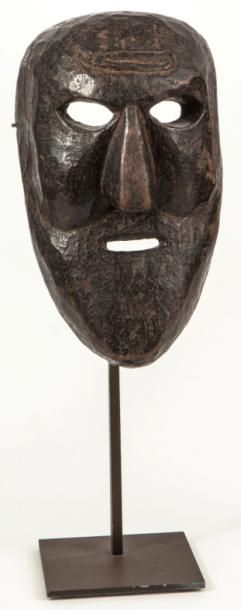 null Masque primitif, représentant un visage humain, la bouche ouverte
Bois, patine...