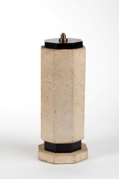 Ernest BOICEAU (1881-1950) 
LAMPE en pierre et marbre noir à fût octogonal, vers...
