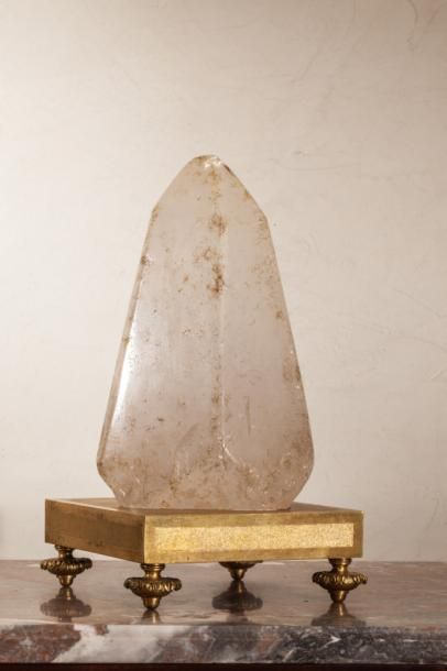 null Cristal de roche opaque reposant sur un socle carré en bronze doré soutenu par...