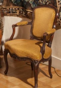 null Fauteuil en bois naturel mouluré et sculpté de fleurettes
Epoque Louis XV 8...