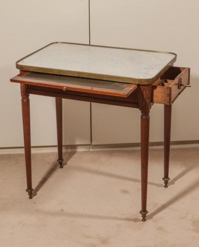 null Petite table écritoire, dessus de marbre blanc
Style Louis XVI
70x66x44cm
