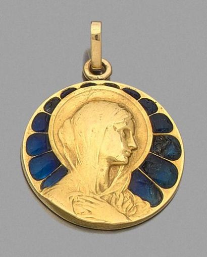 F. Vernon 
PENDENTIF «médaille religieuse» circulaire en or jaune (750 millièmes)...