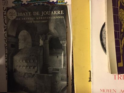 null Ensemble de livres sur le thème de l'art Médiéval
Dont L'Abbaye de Jouarre