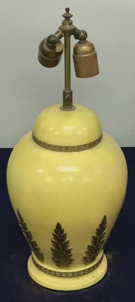 null Lampe «Urne» en céramique jaune à décor de feuilles en métal doré appliquées...