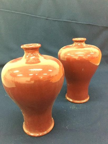 null Paire de vases de forme «meiping» en céramique émaillé rouge H41cm