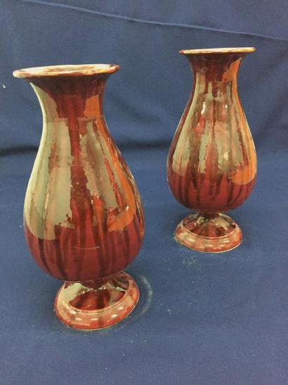 null Paire de vase de forme balustre sur piédouche en céramique émaillé rouge et...