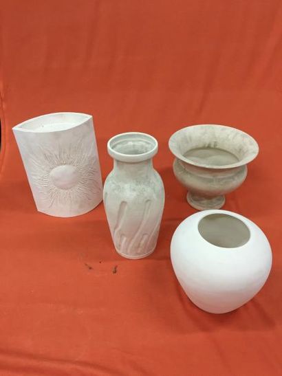 null Lot de pièces de formes composé d'un vase soleil, vase balustre, coupe de forme...