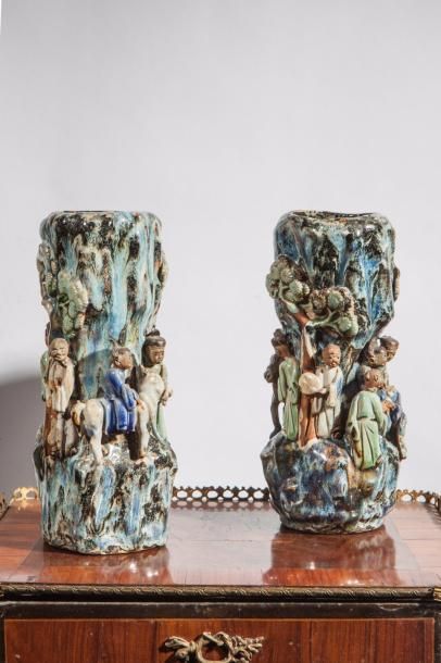 null Paire de vases rouleaux, décor en rond de bosse de personnage
Chine XIXème siècle,...