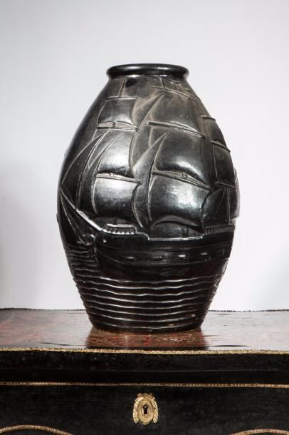 Jean VAN DONGEN (1883-1970) Vase à panse renflée en céramique émaillée noire à décor...