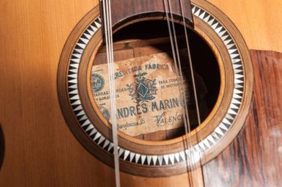 null Guitare classique espagnole de Andres Marin dont elle porte l'étiquette c.1900
Espacement...